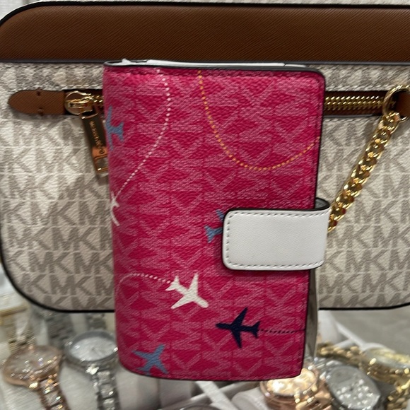 Michael Kors Medium Saffiano Leather Bifold Wallet Dragonfruit
NWT - Picture 3 of 16